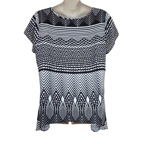 Cato Plus Size Women's Black & White Geo Print Short Sleeve Blouse - Picture 2 of 6
